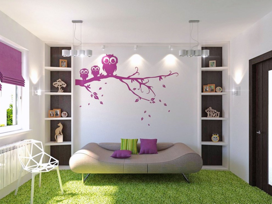 Сиреневая аппликация на стене в детской