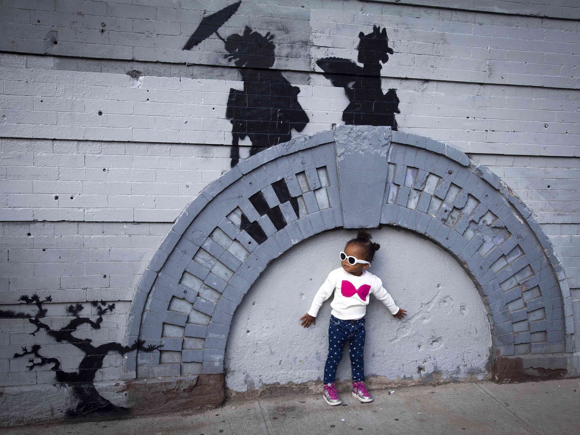Маленькая девочка рядом с граффити