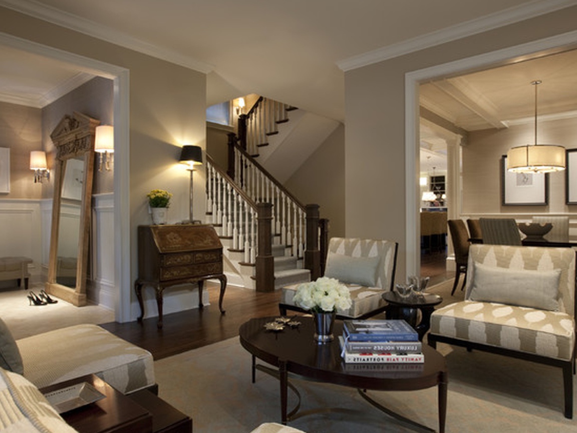 Гостиная с лестницей на второй этаж