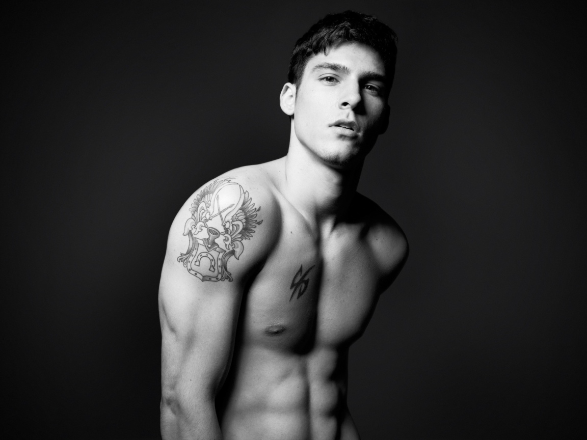 Мужчина с татуировками