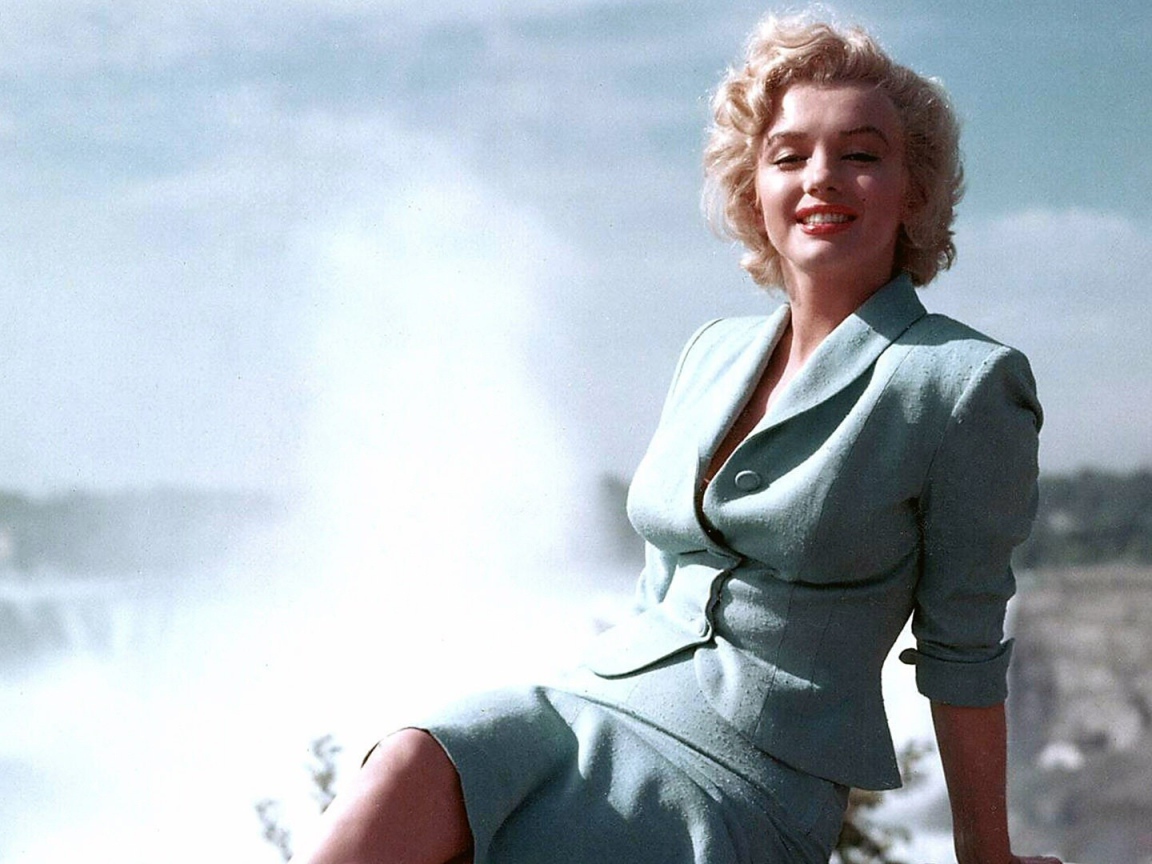Мэрилин Монро в голубом костюме