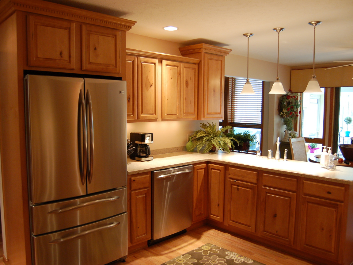 Металлический холодильник на кухне