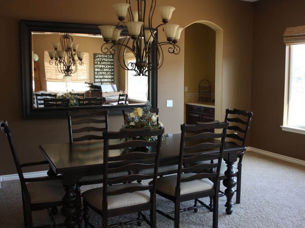 Зеркало на стене в столовой