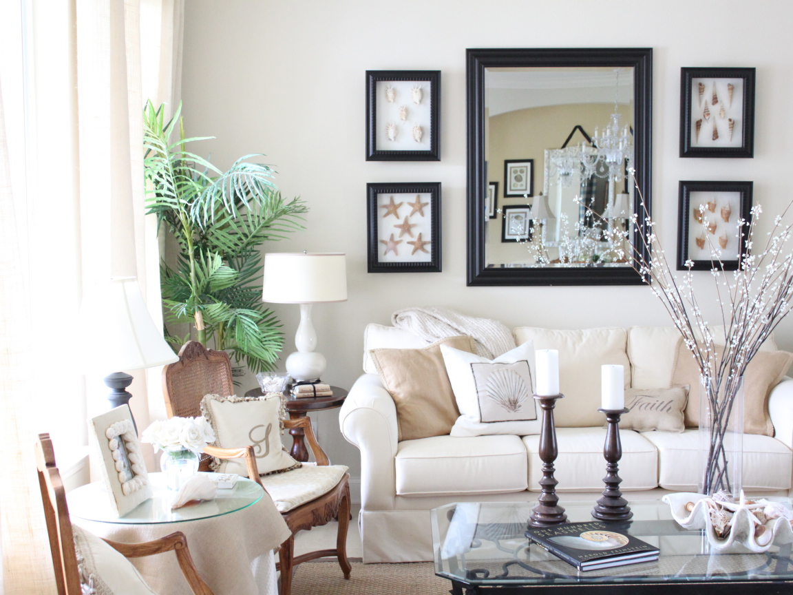 Зеркало на стене в гостиной