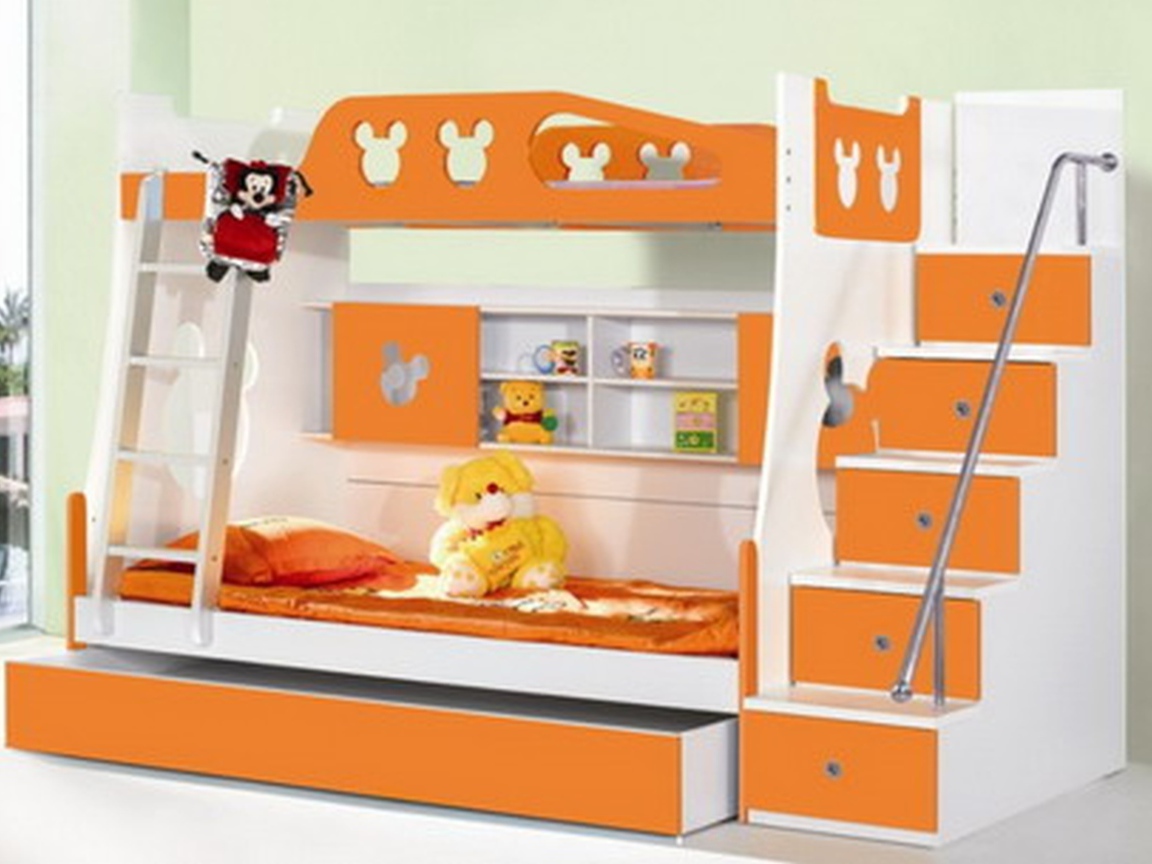 Оранжевая кровать в детской комнате