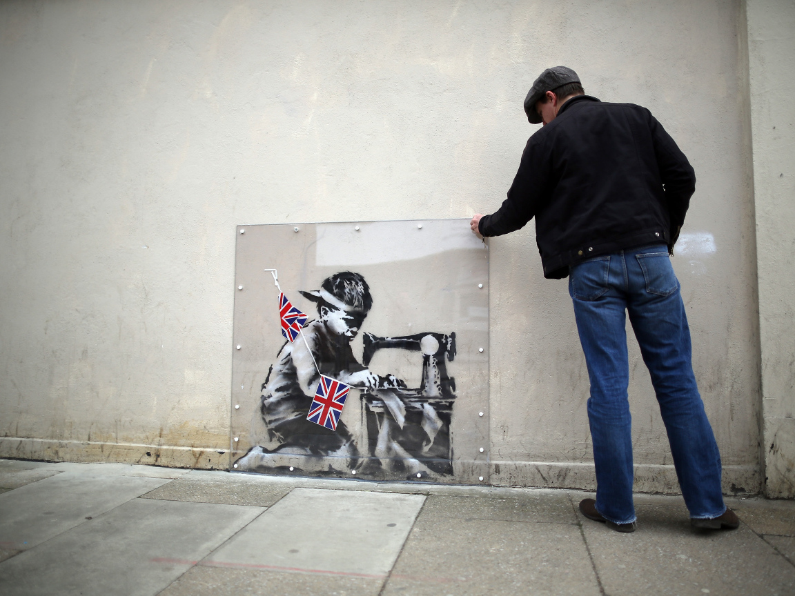 Человек рассматривает граффити