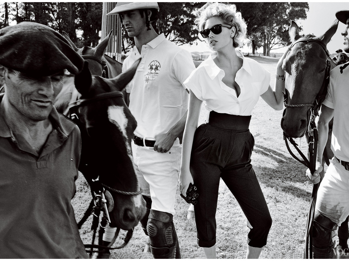 Фотография девушка с лошадьми