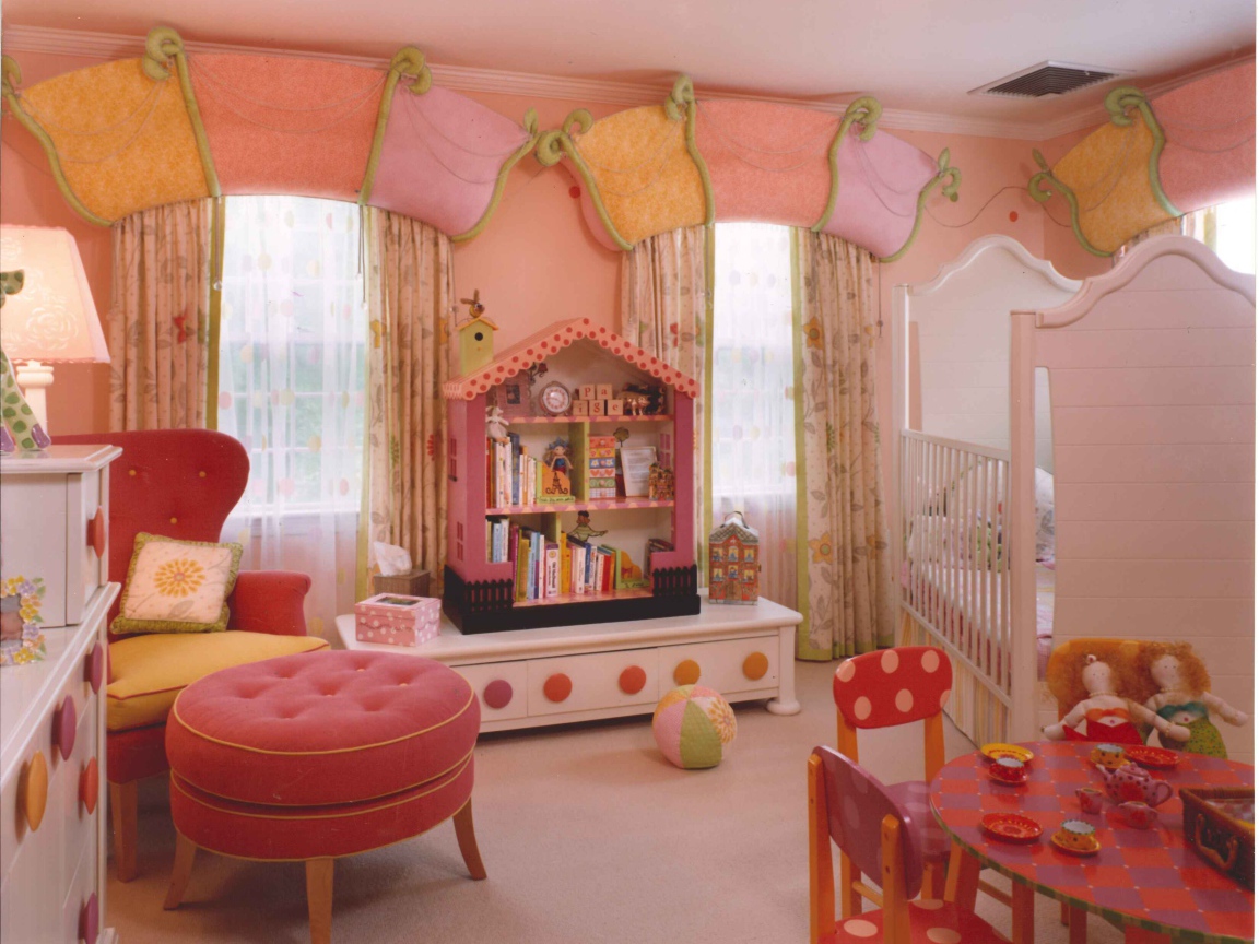 Розовые стены в детской