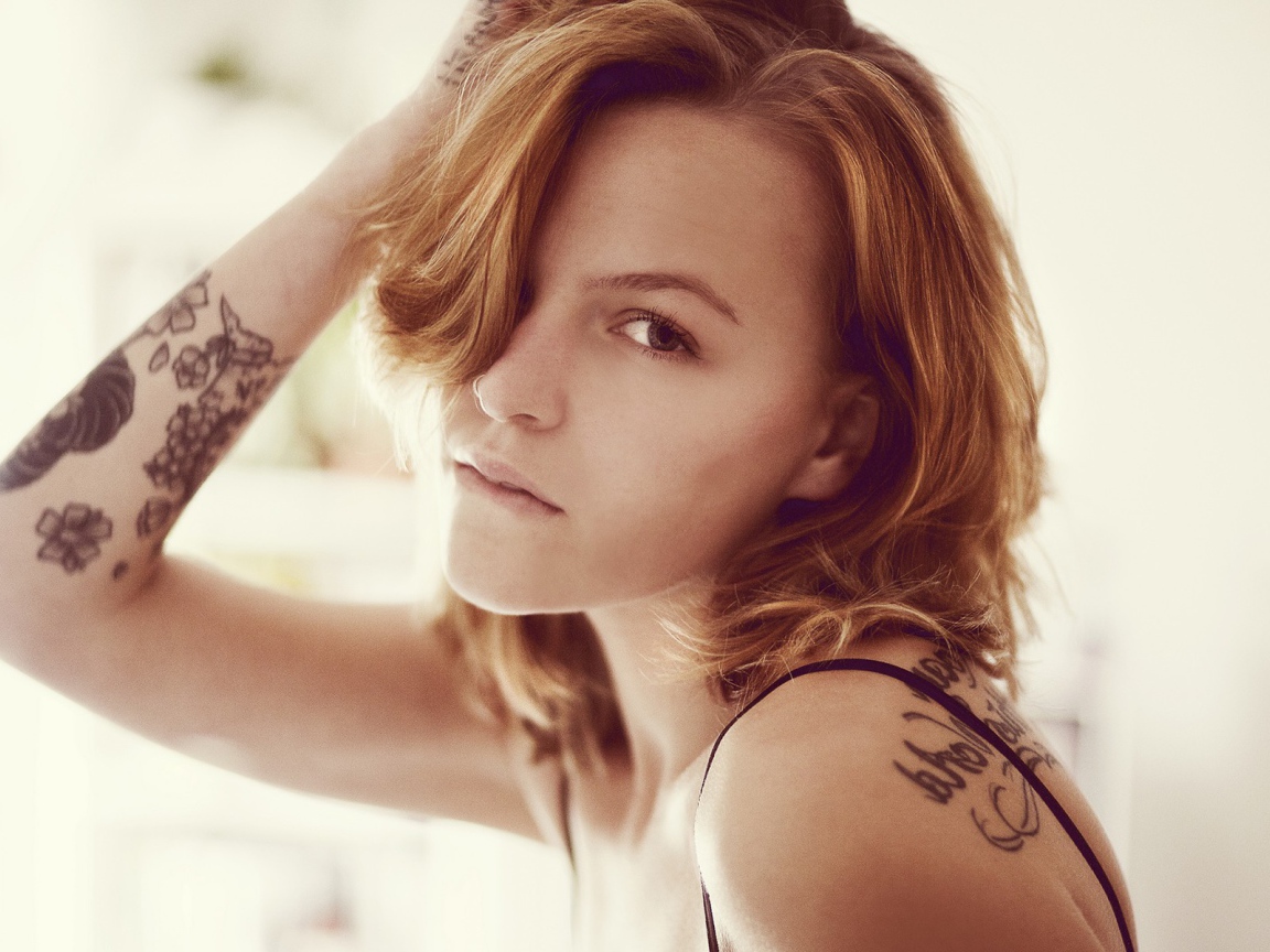 Портрет девушки с татуировкой