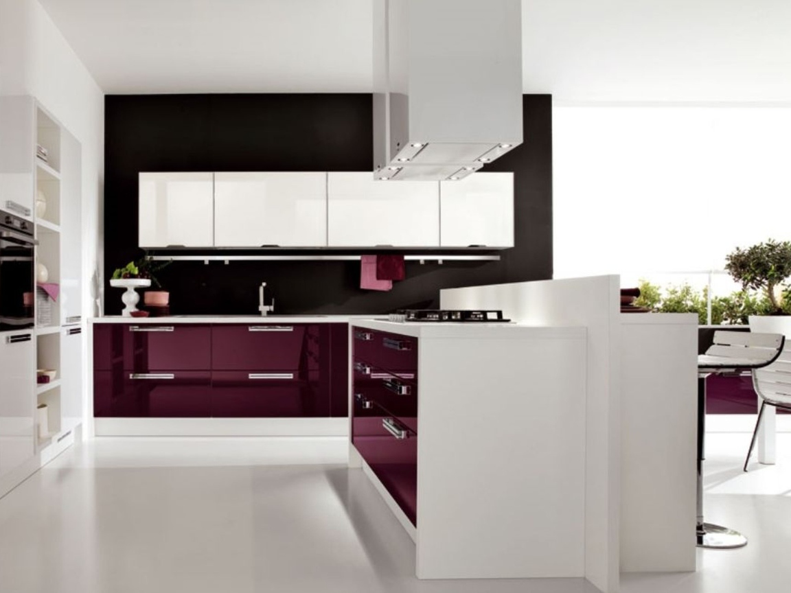 Лиловый цвет мебели на кухне