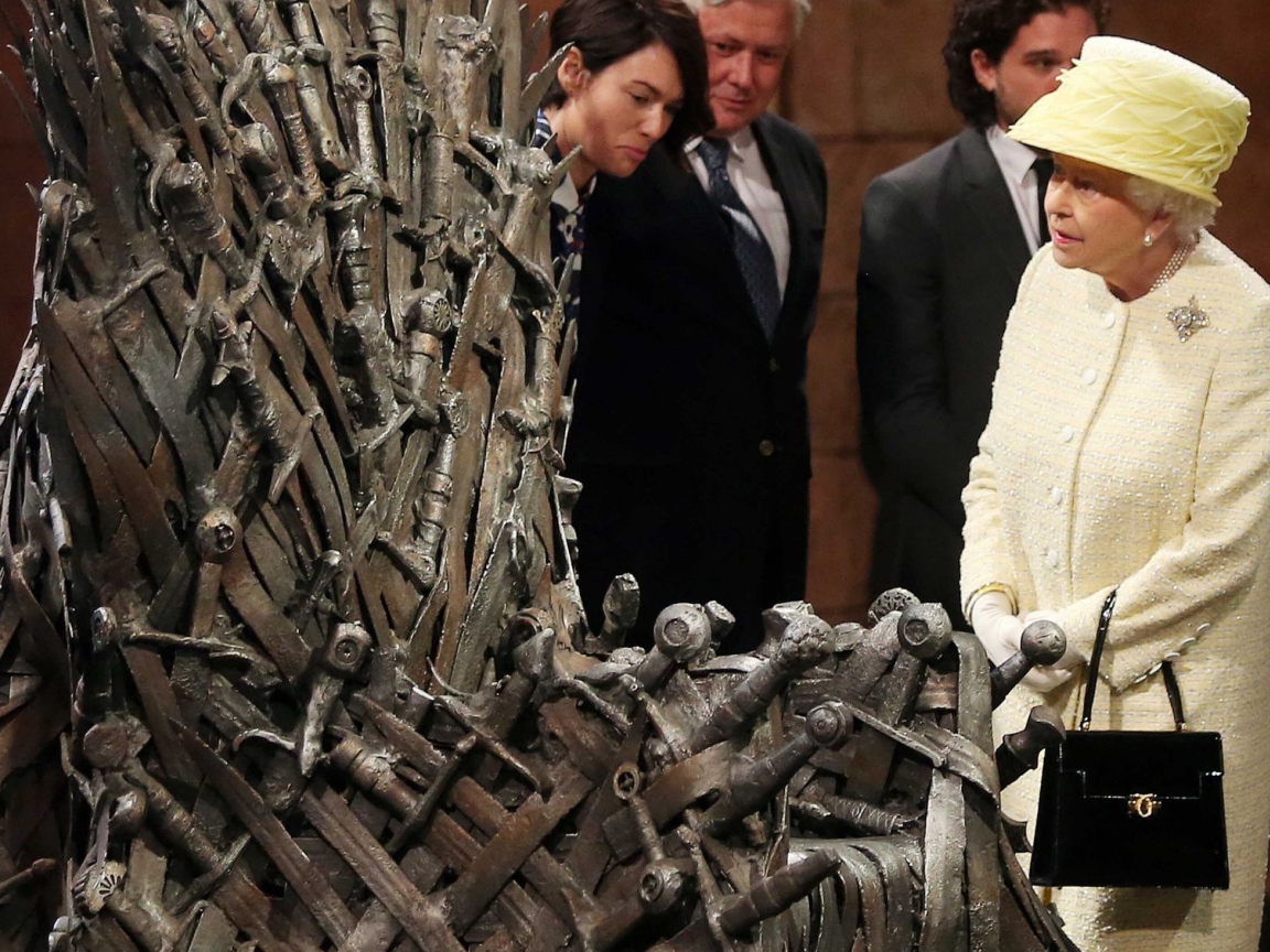 Королева Елизавета осматривает железный трон из сериала Игры престолов