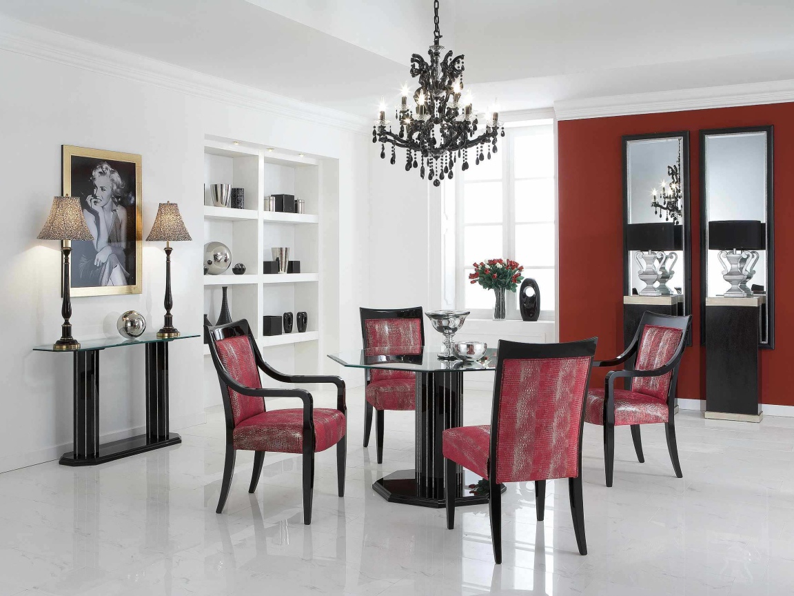 Красные стулья в столовой