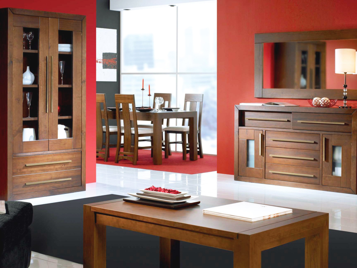 Красные стены в столовой