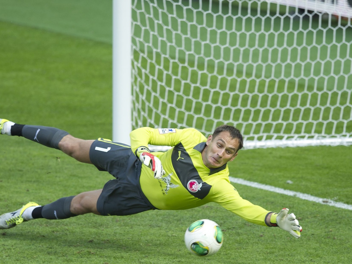 Сергей Рыжиков вратарь Рубина ловит мяч