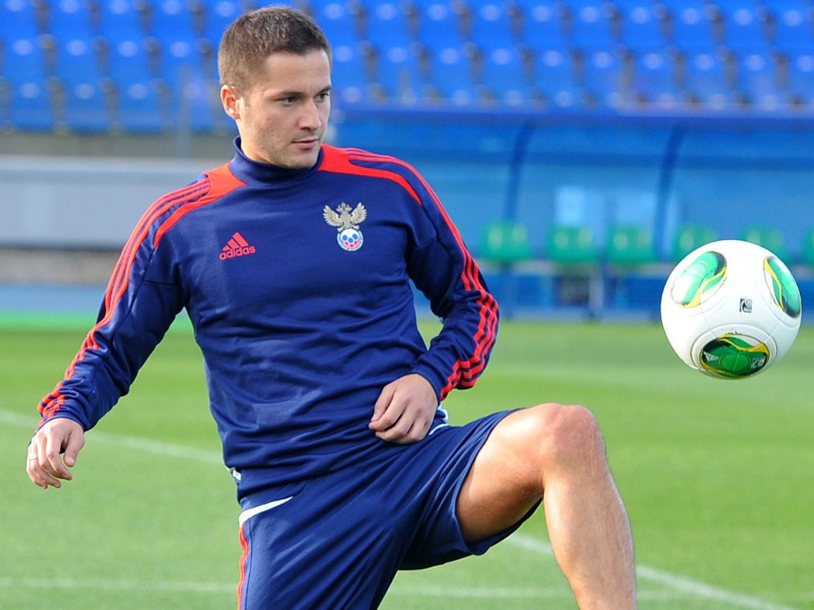 Полузащитник сборной России Виктор Файзулин