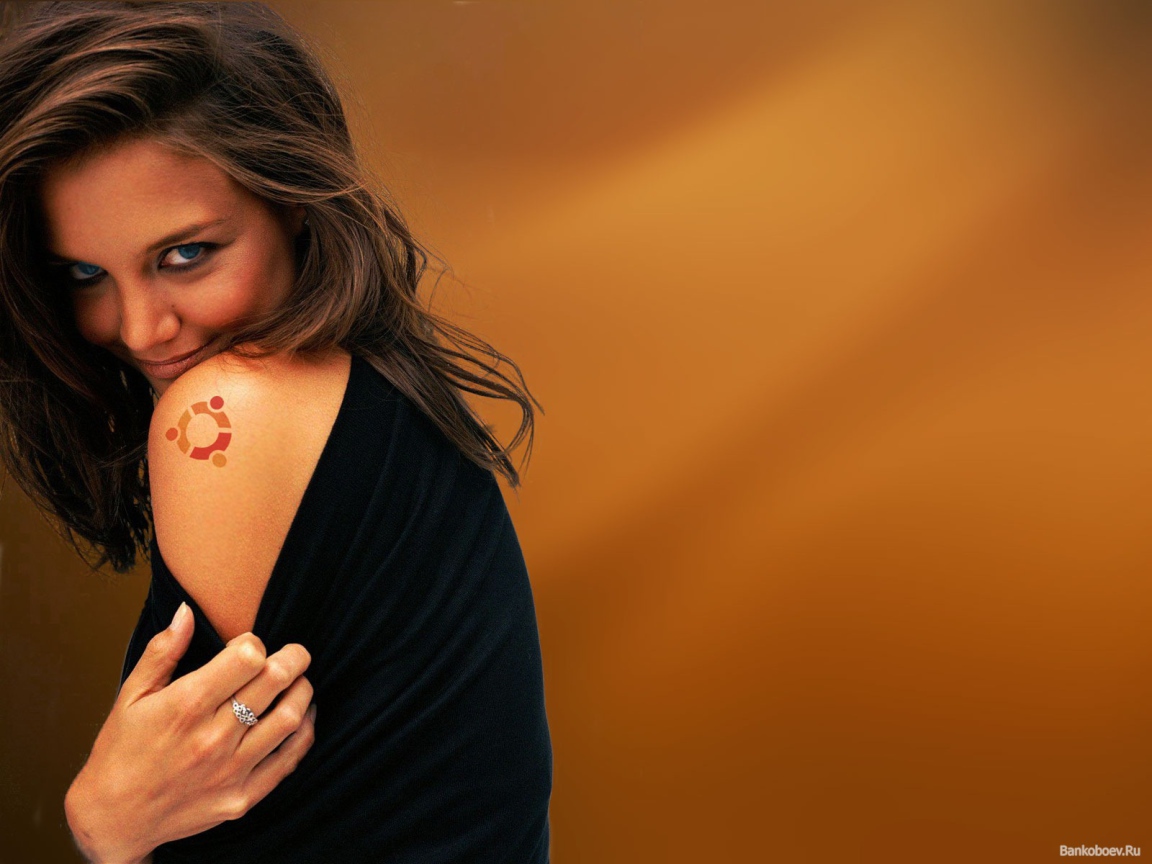 Соблазнительная тату на плече