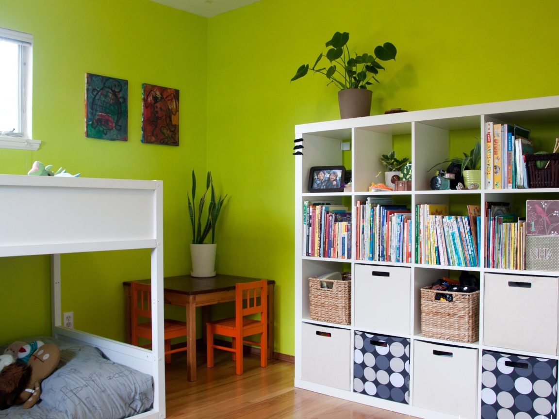 Полки в детской комнате
