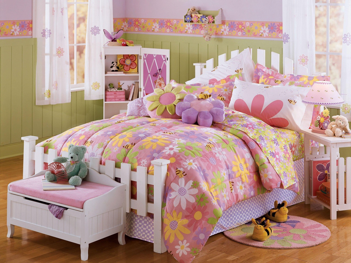 Мягкие игрушки на кровати в детской