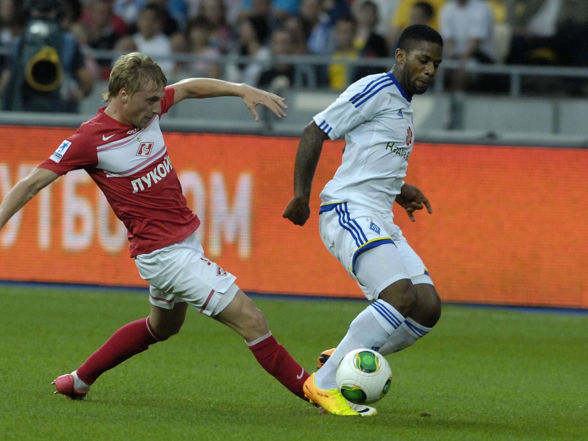 Защитник Спартака Евгений Макеев за работой