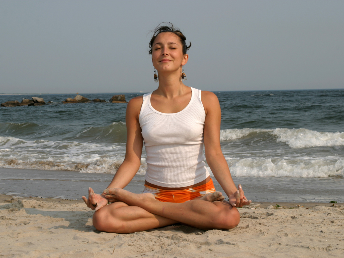 Спортивная девушка медитирует