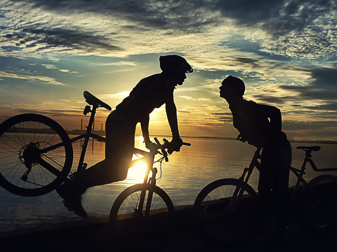 Спортивная девушка на велосипеде