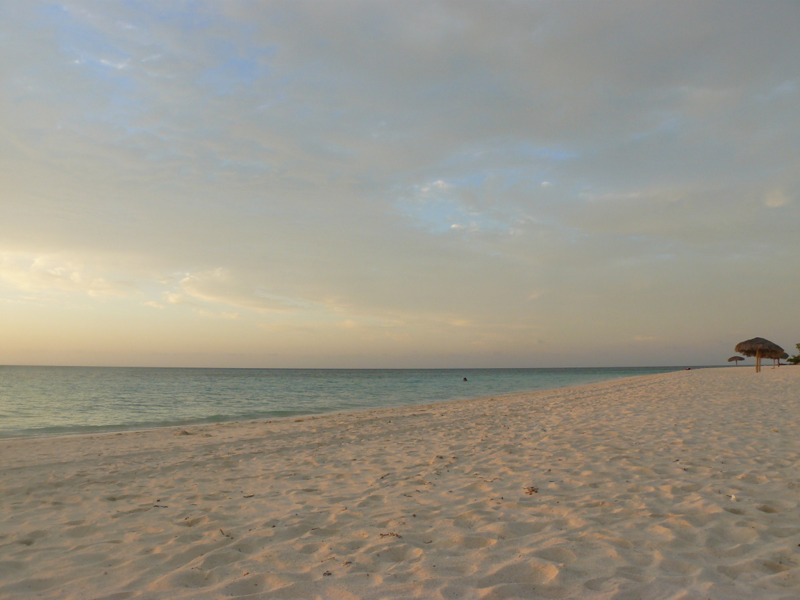 Закат на пляже на курорте Гуардалавака, Куба