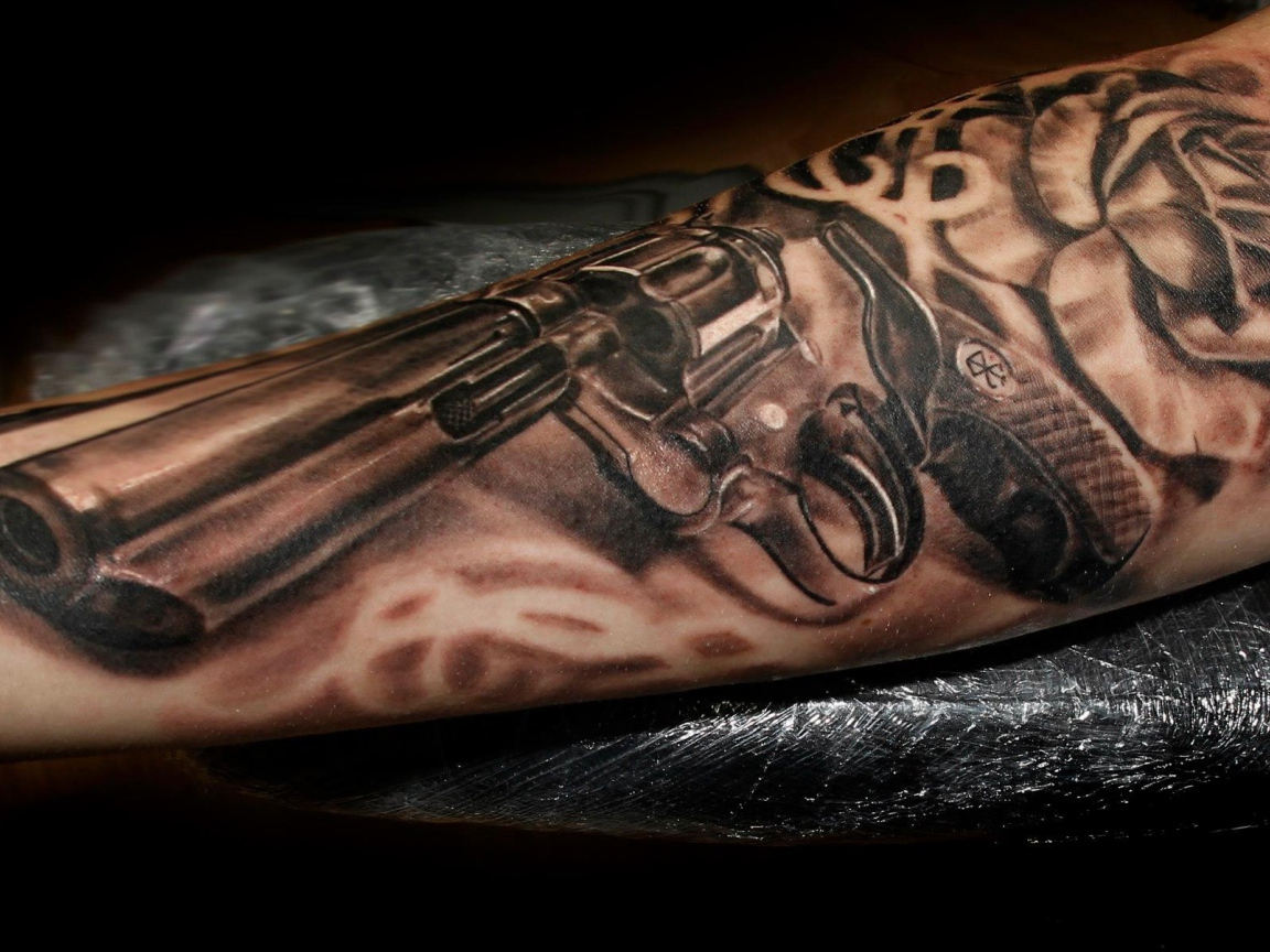 Татуировка в виде пистолета