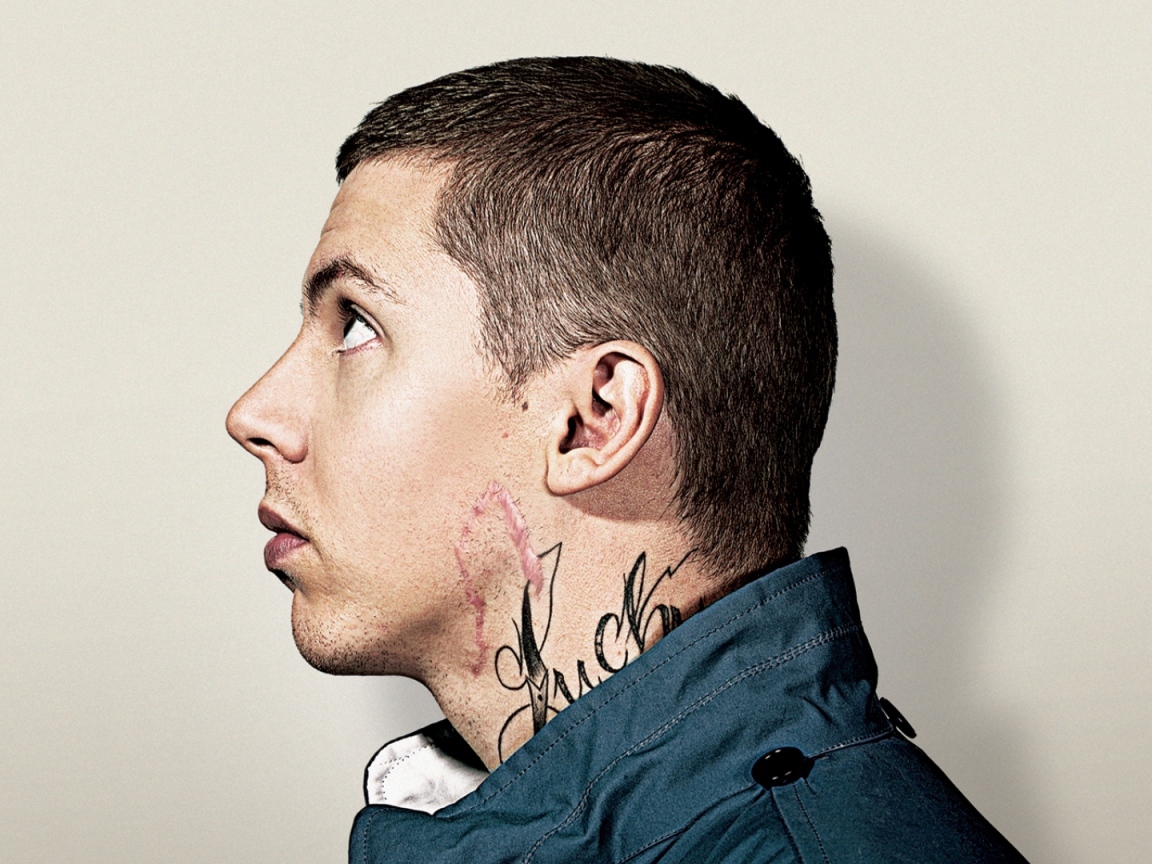 Тату на шее у мужчины