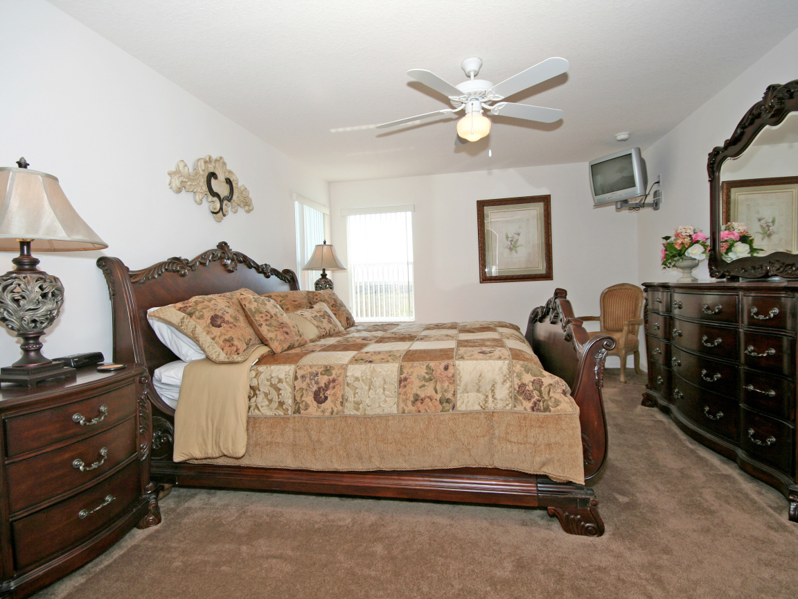 Вентилятор на потолке спальни