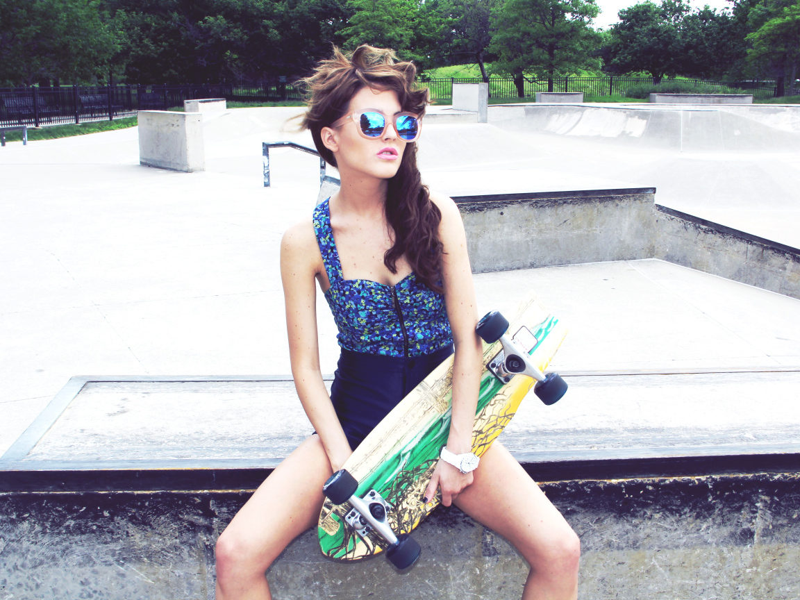 У девушки скейтборд