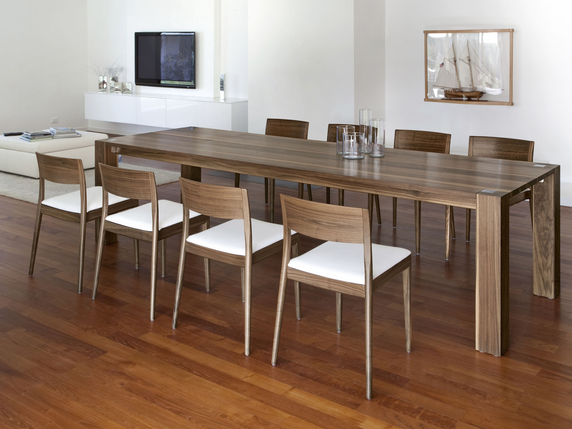 Длинный стол в столовой