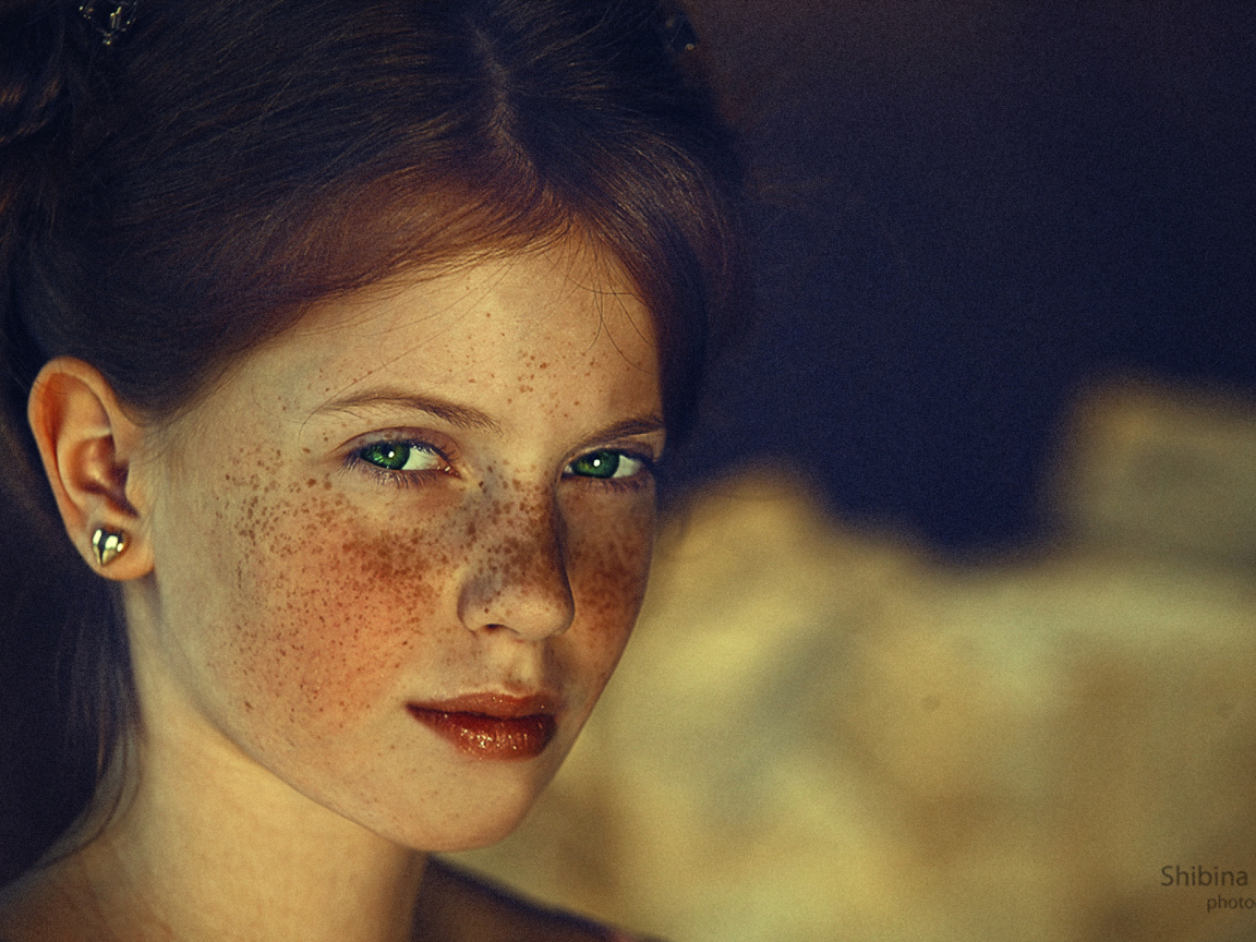 Рыжая девочка с зелеными глазами