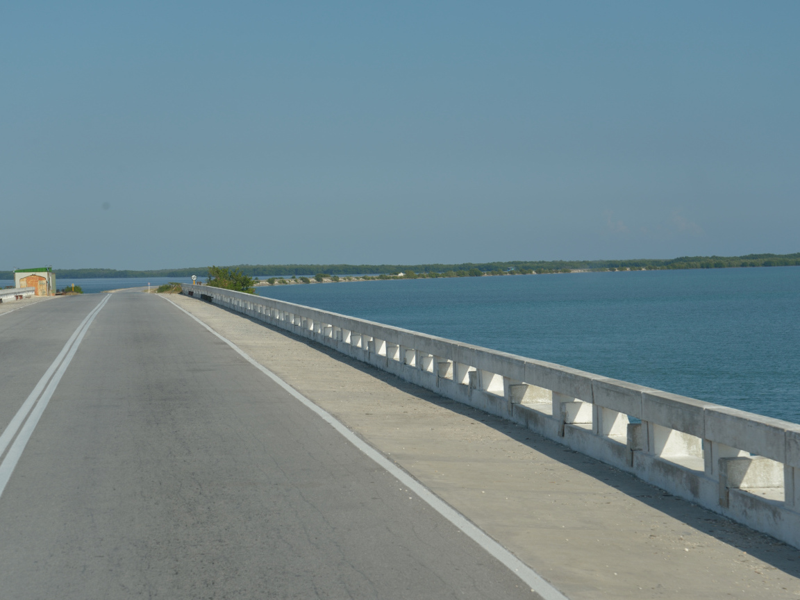 Дорога на побережье на курорте Кайо Санта Мария, Куба