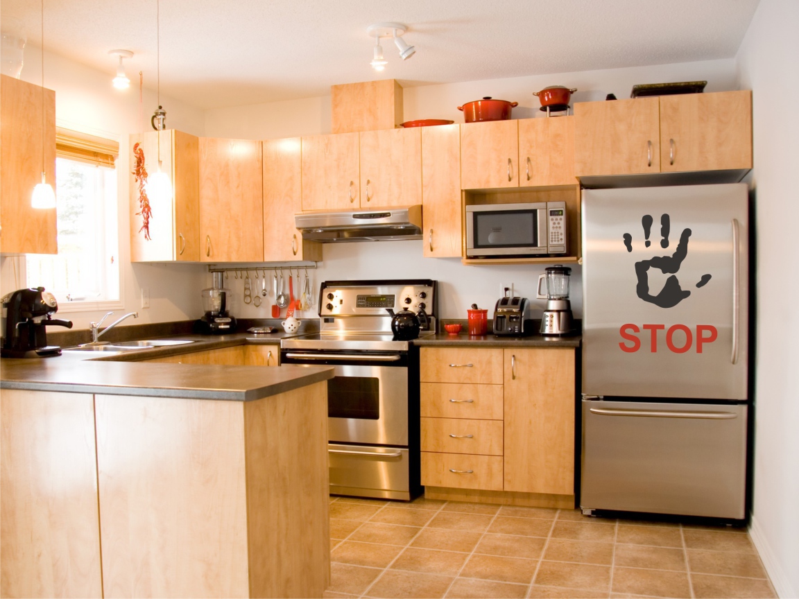 Наклейка на холодильнике в кухне