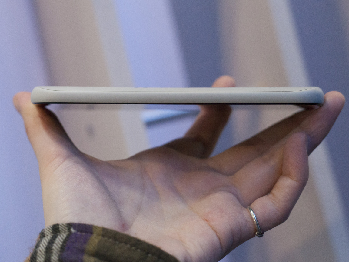 Тонкий YotaPhone 2 в руках