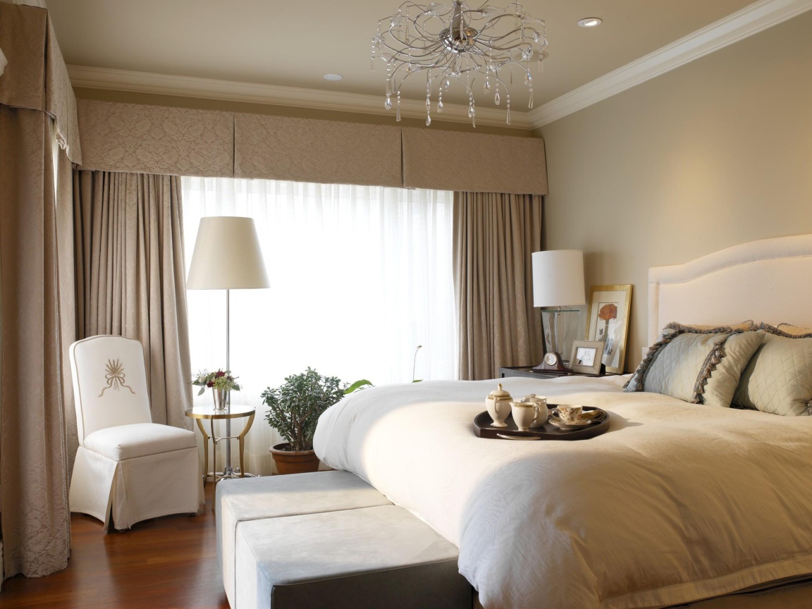 Поднос с кофе на кровати