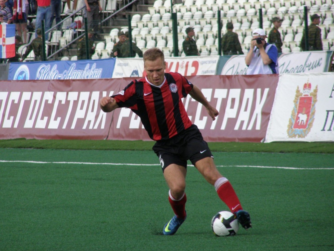 Виталий Гришин полузащитник Амкара с мячом