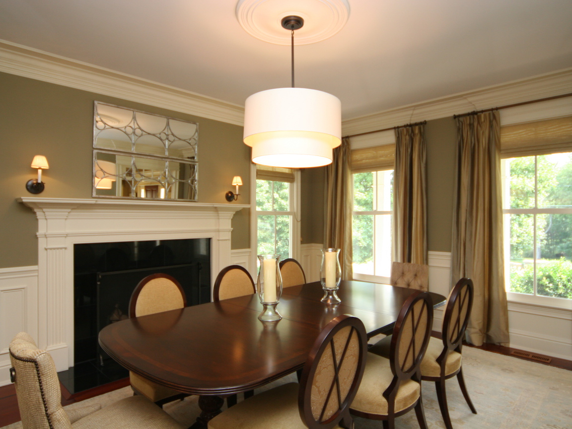 Белая люстра над столом в столовой