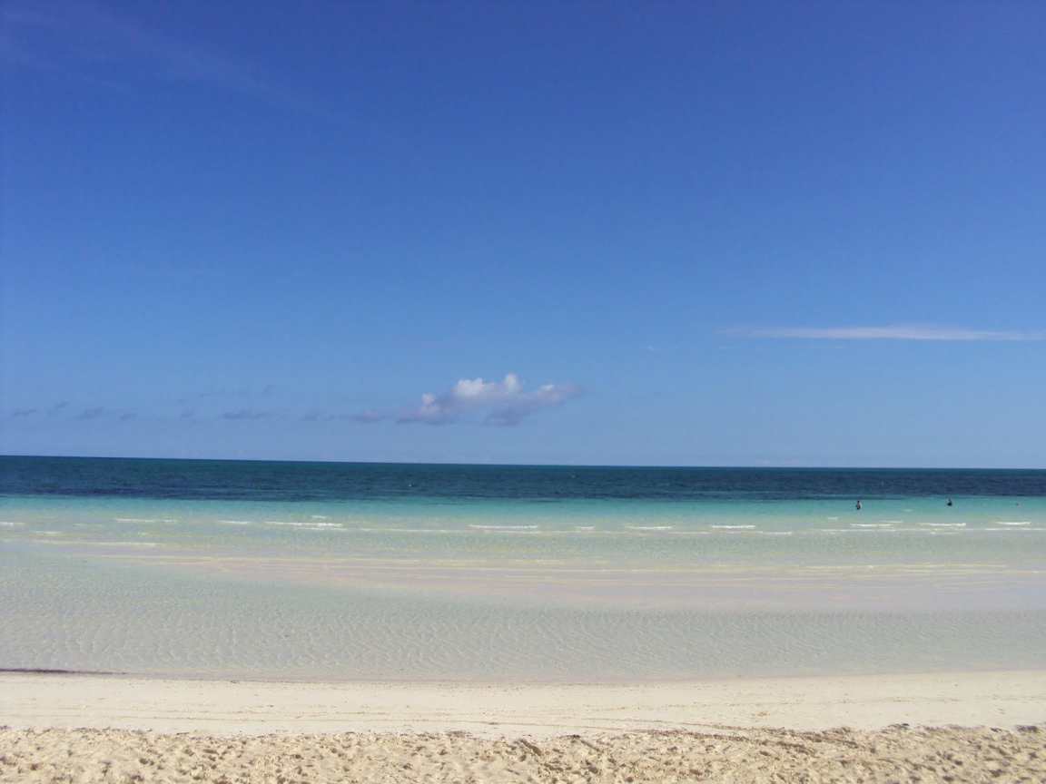 Белый песок на пляже на курорте Кайо Коко, Куба