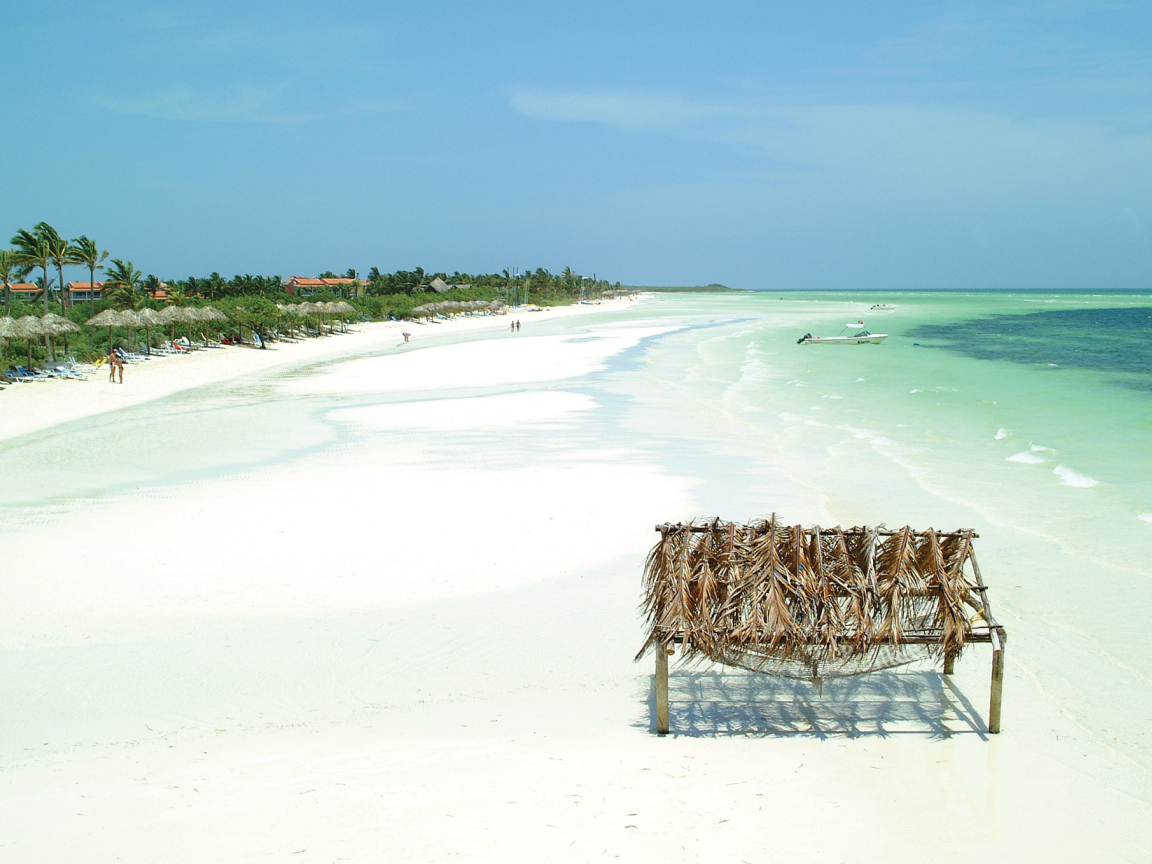 Белый песок на пляже на курорте Кайо Гильермо, Куба