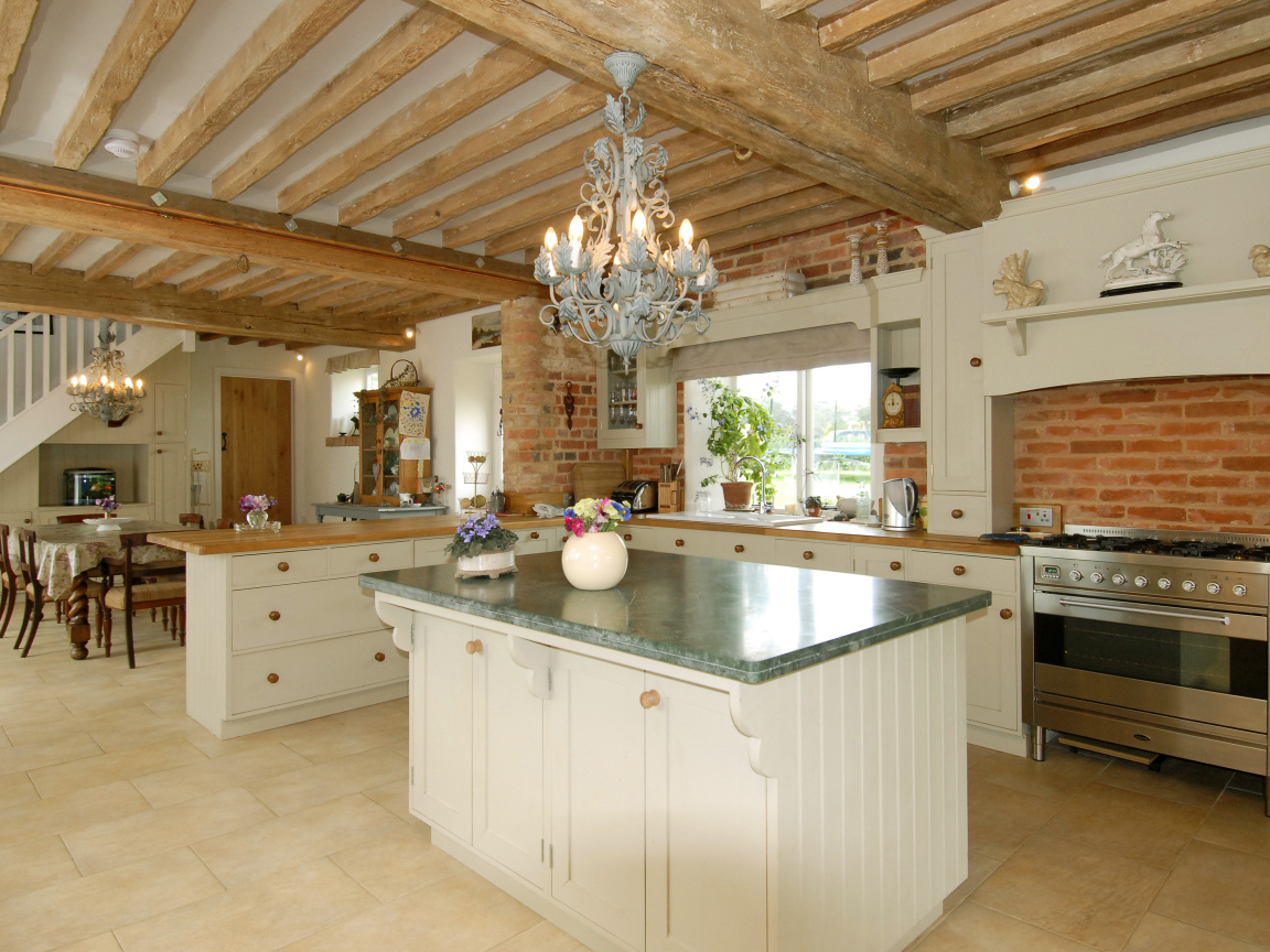Деревянный потолок в кухне