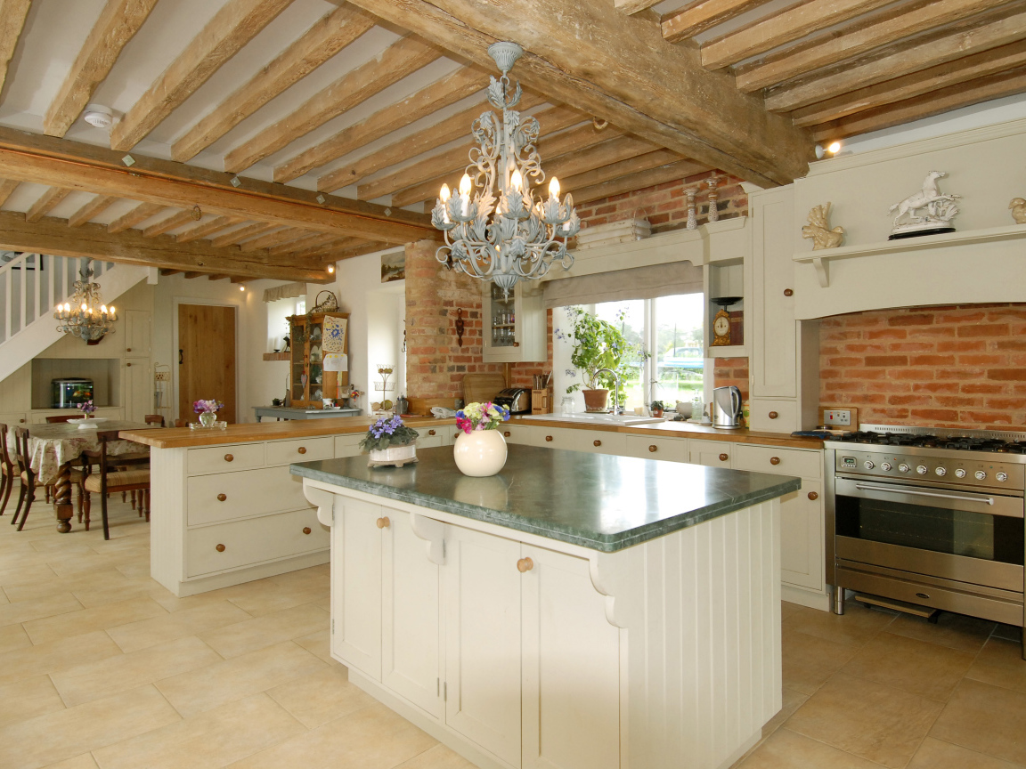 Деревянный потолок в кухне