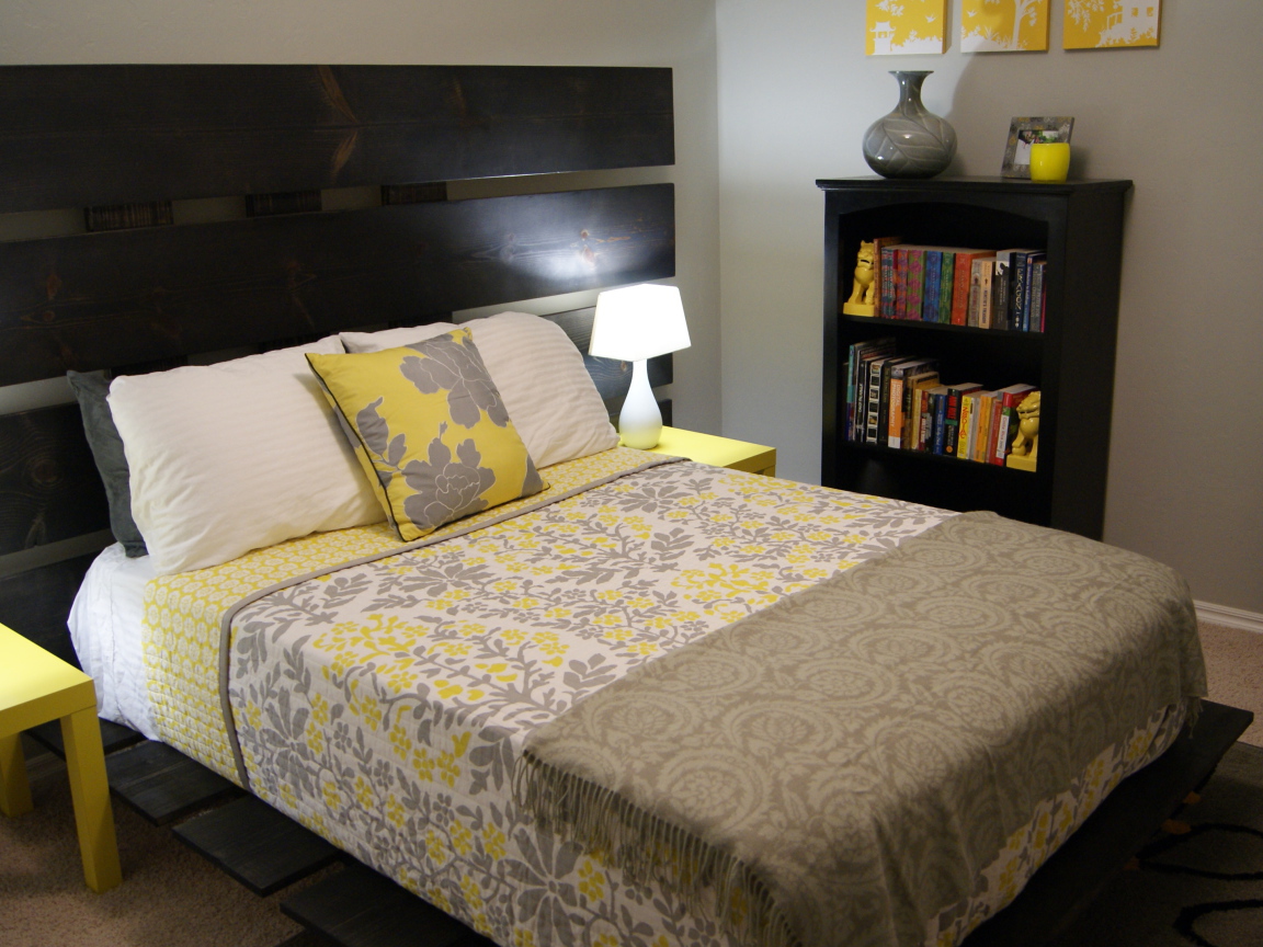 Деревянная спинка кровати в спальне