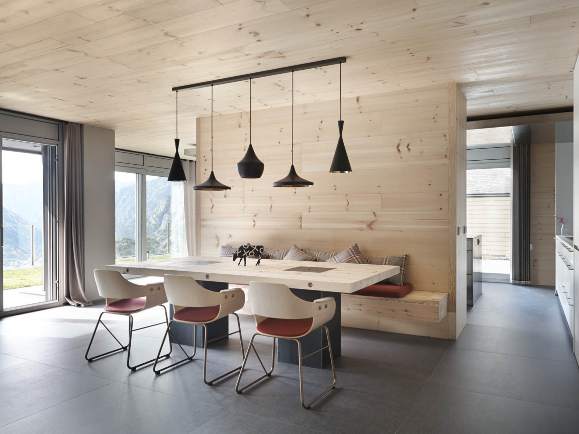 Деревянные стены и потолок в столовой