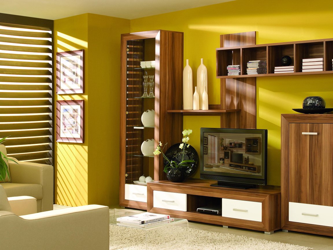 Желтая стена в гостиной