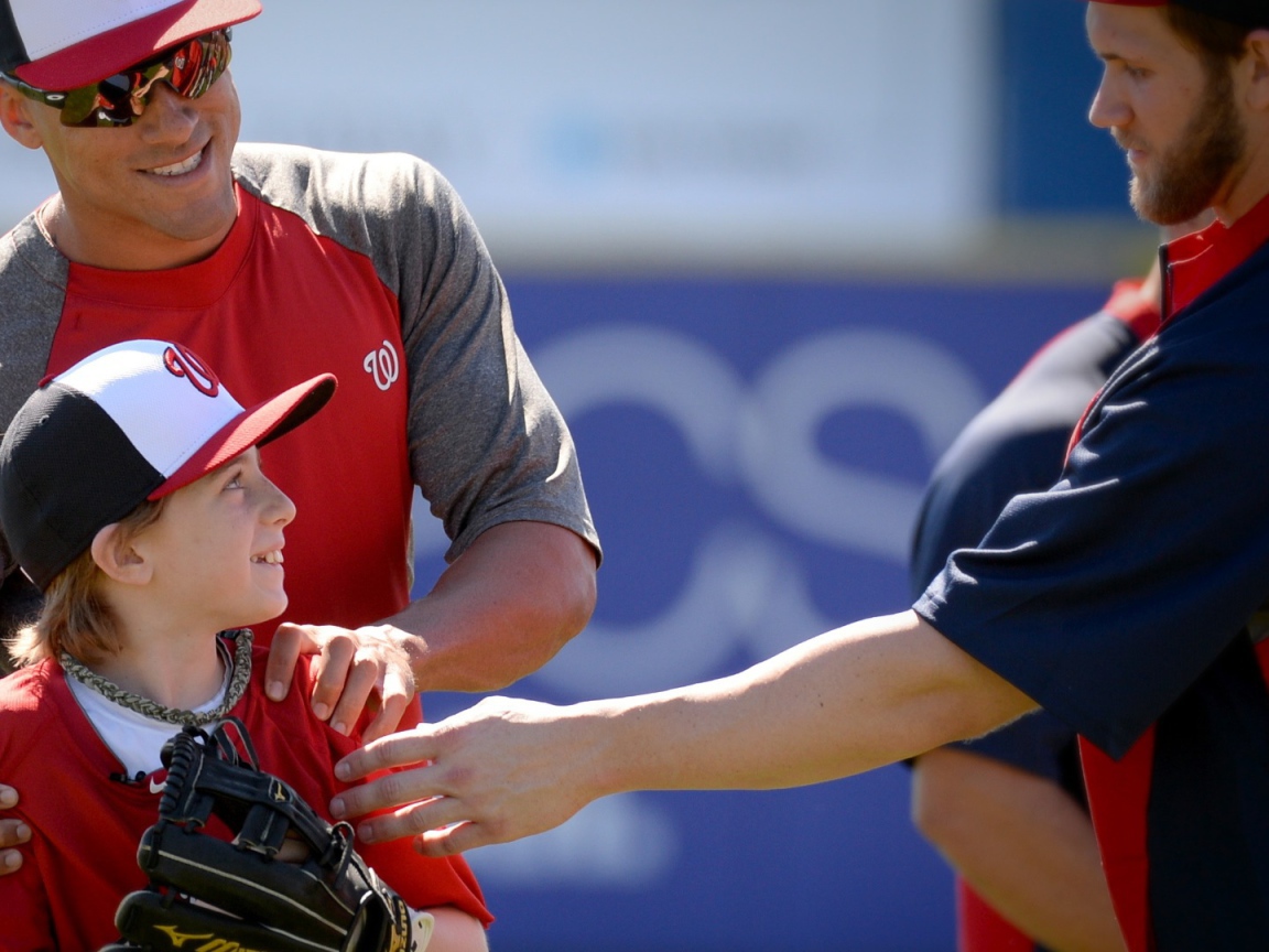 Юный поклонник бейсболиста Адама Ляруш