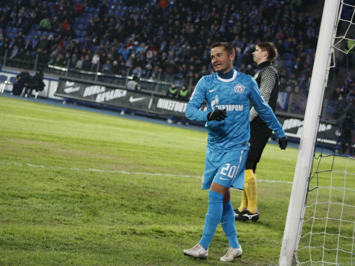 Полузащитник Зенита Виктор Файзулин у ворот