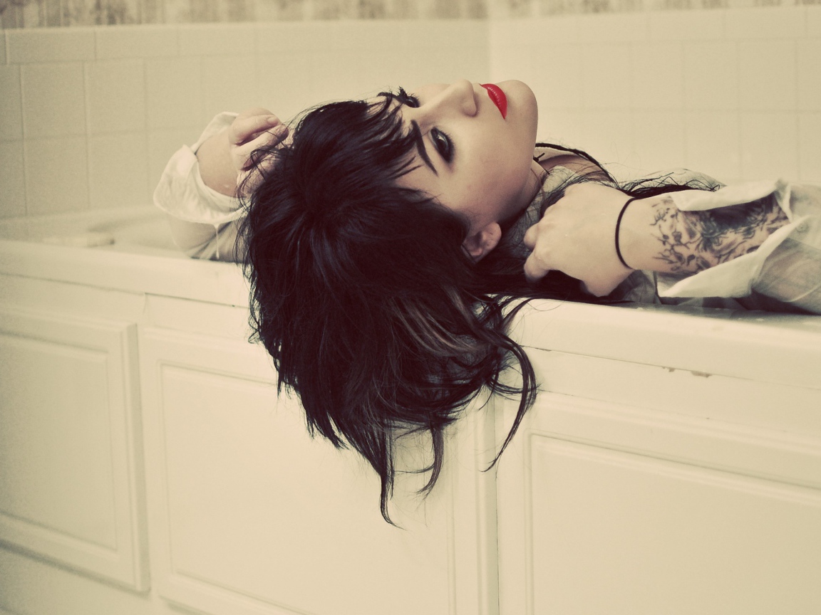 Девушка с татуировкой в ванне