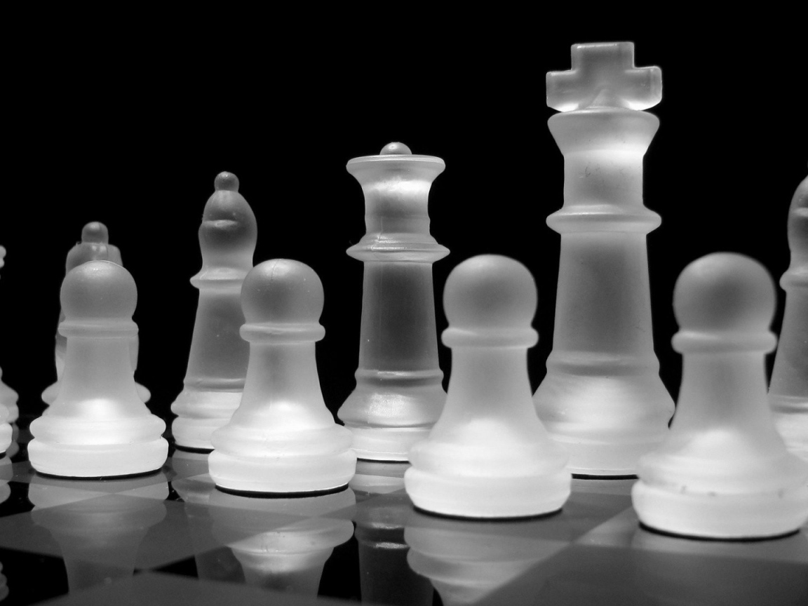 Шахматы из прозрачного стекла