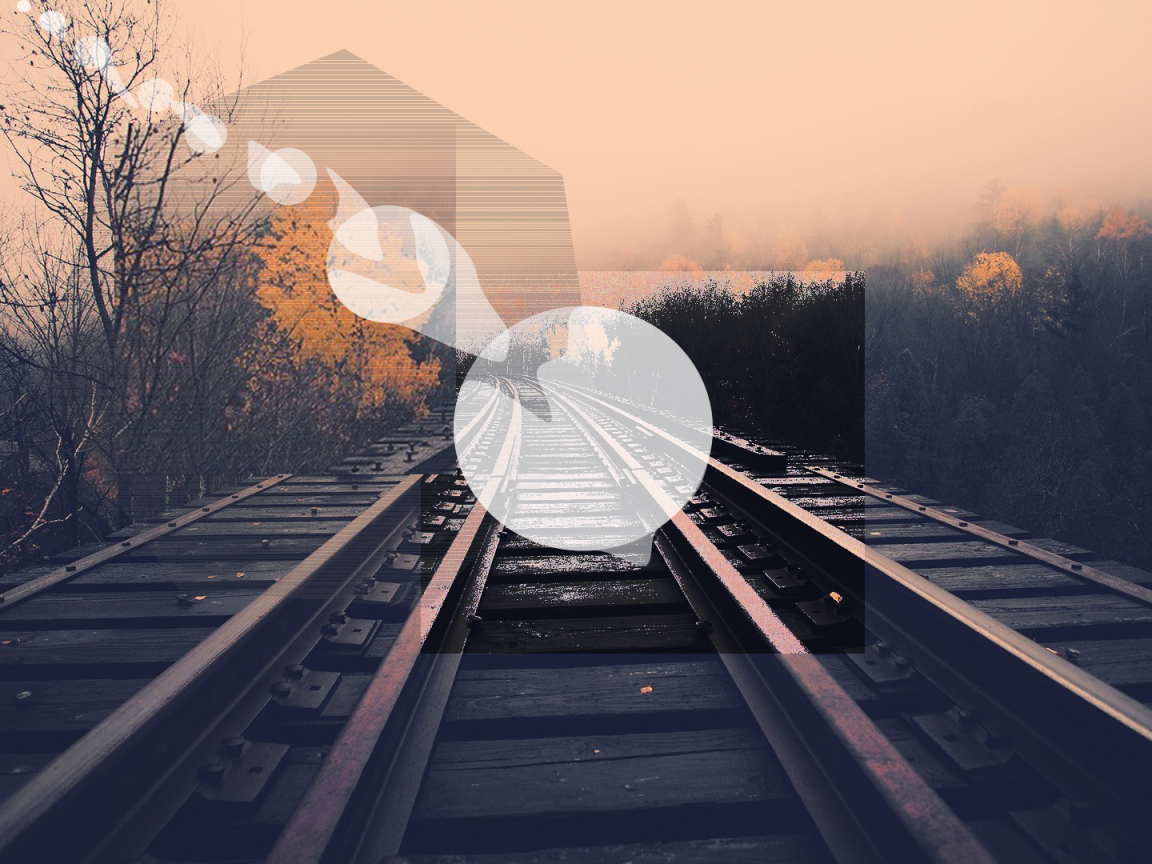 Круги на фоне железной дороги